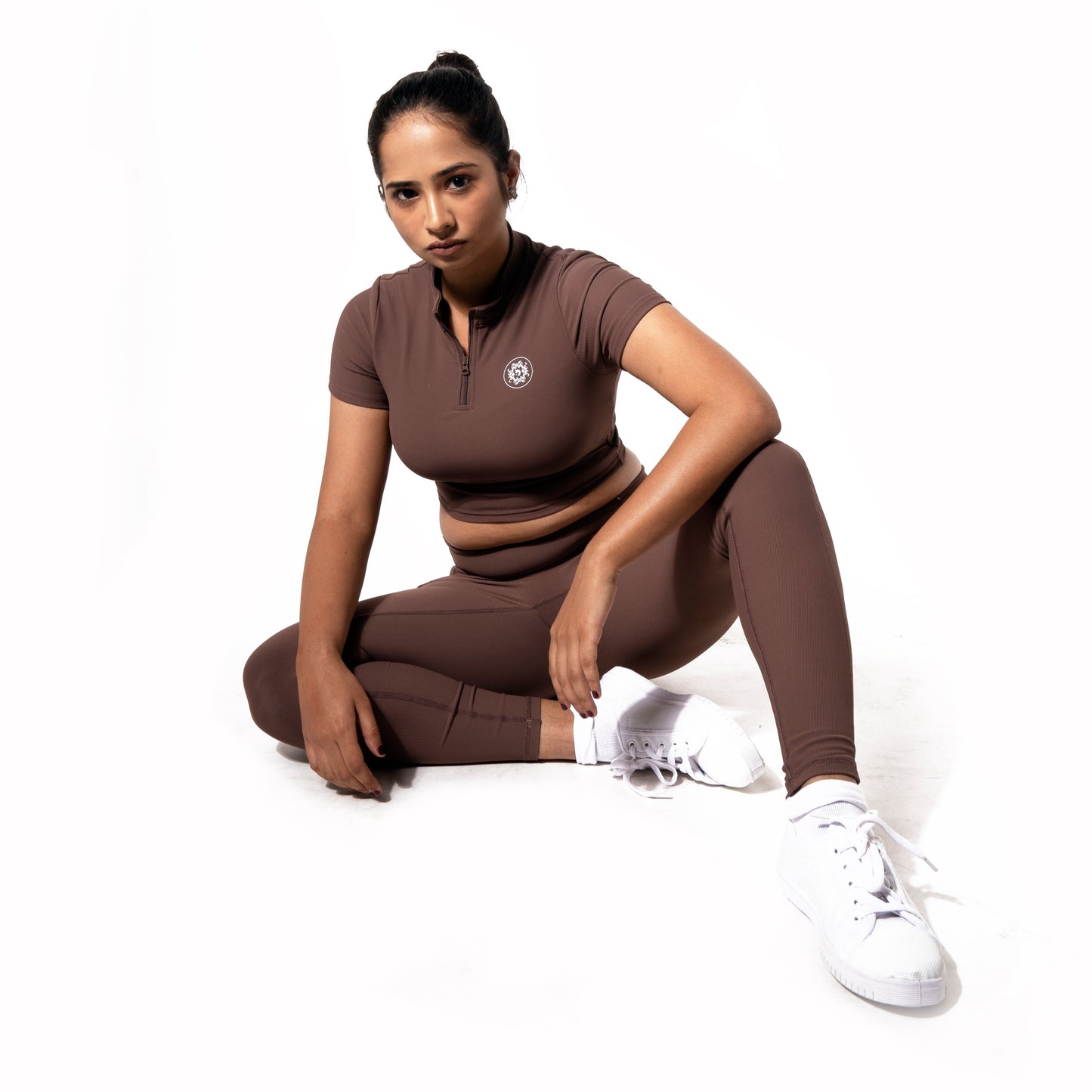 SHORT SLEEVE NECKLINE ZIPPER CROP TOP IN BROWN