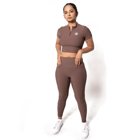 SHORT SLEEVE NECKLINE ZIPPER CROP TOP IN BROWN